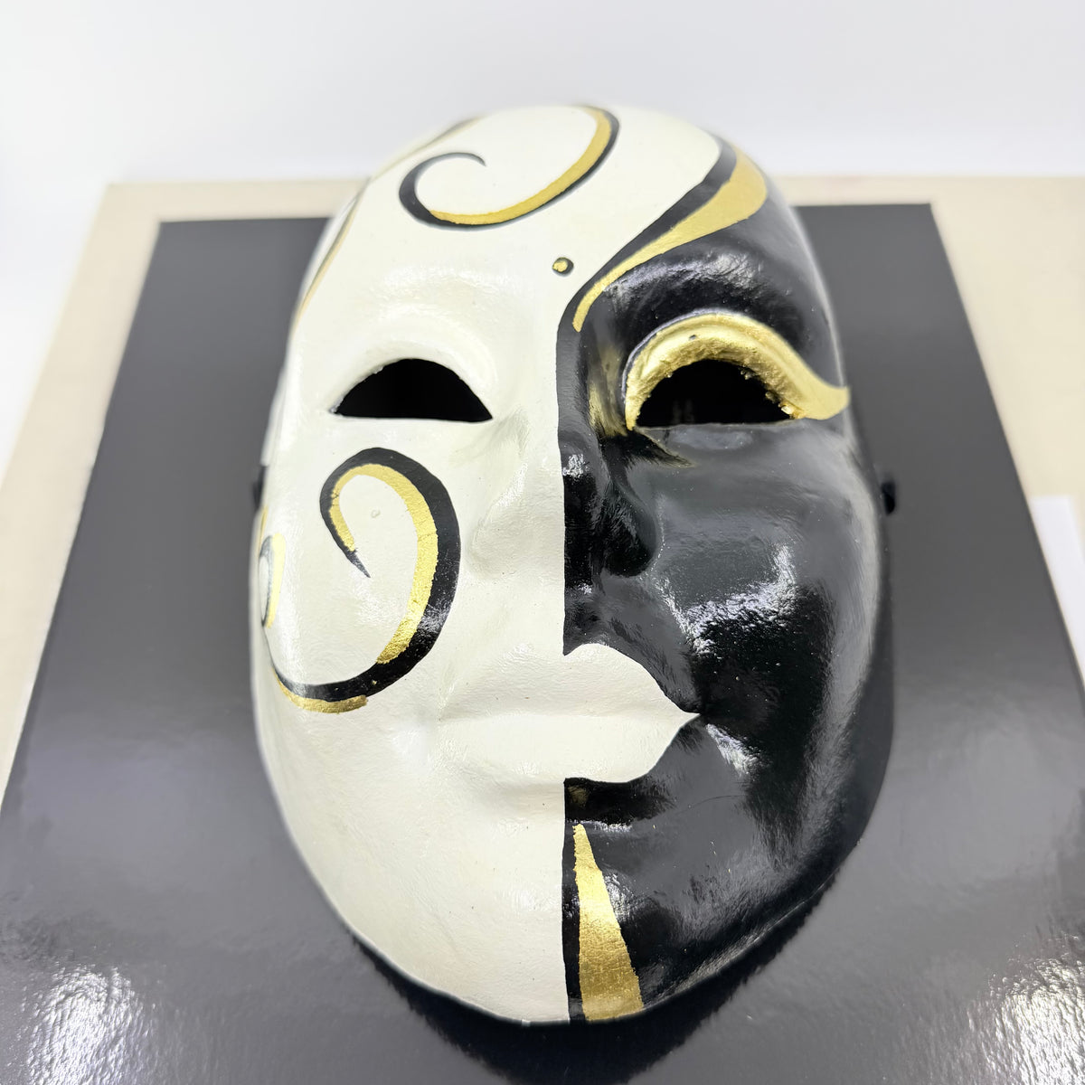 OMAS Emozioni Di Carnevale Limited Edition Fountain Pen - Fine 18kt Gold Nib