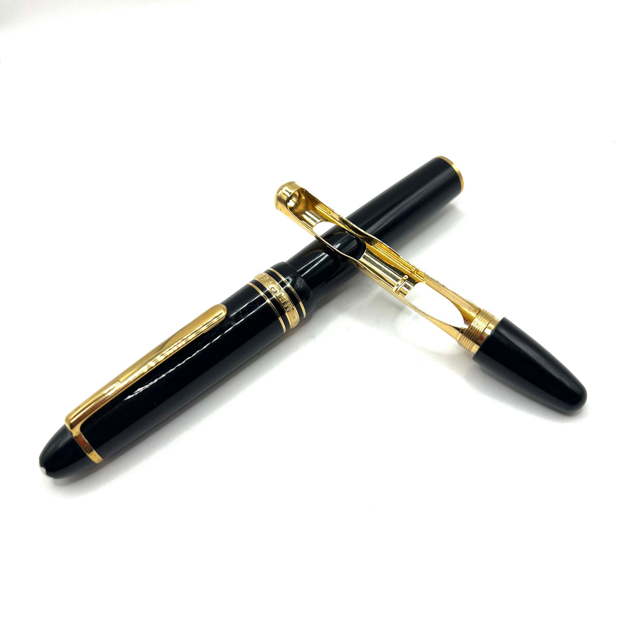 Montblanc #147 Traveler Black Resin LeGrand Meisterstuck Fountain Pen - Broad Oblique (Profile of Left Foot) 18kt Gold Nib