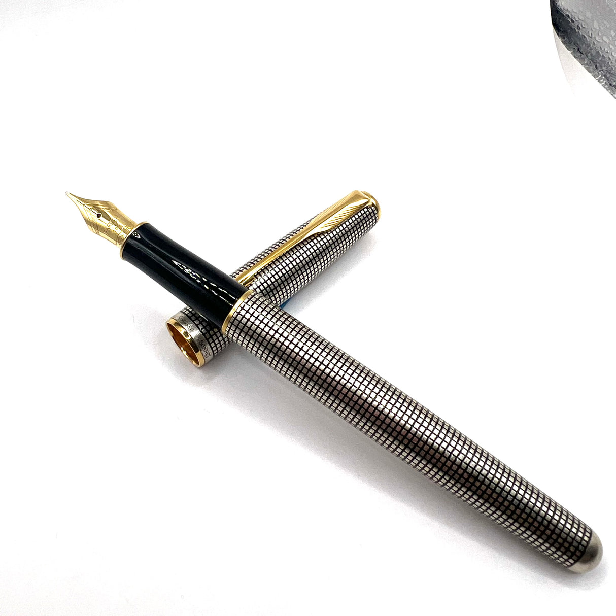 Parker Sonnet Sterling Silver Cisele Cross Hatch Fountain Pen - Medium 18kt Gold Nib