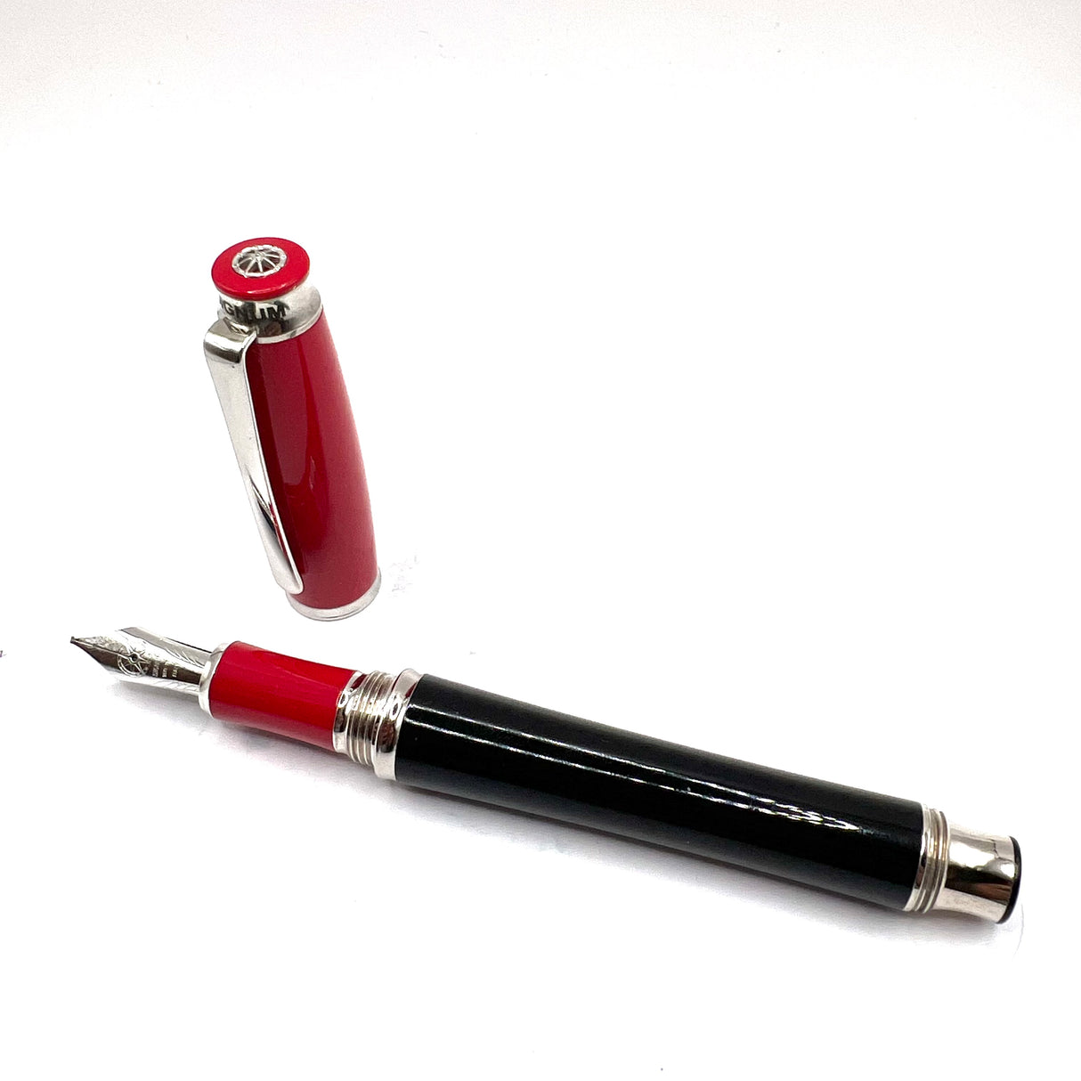 Signum (Italy) Red & Black Fountain Pen - Broad 18kt Gold Nib