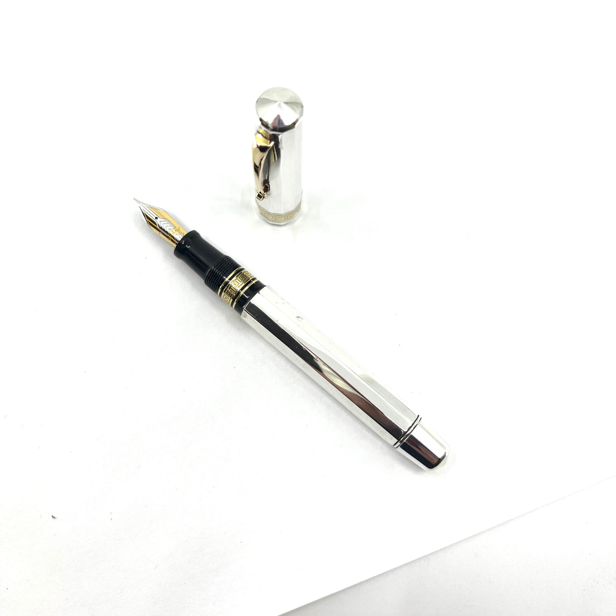 OMAS Sterling Silver Facetted Large Paragon Limited Edition Fountain Pen - Fine 18kt Gold Nib