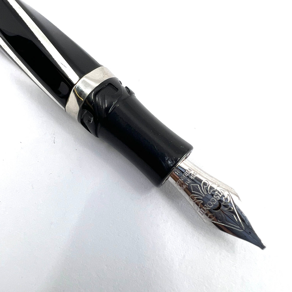 Visconti Black Divina Mid-Size Spiral Fountain Pen - Flexible Broad 23K Palladium Nib