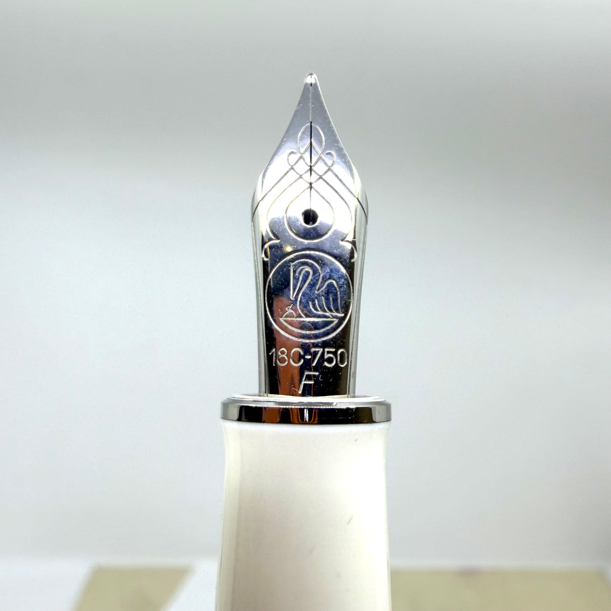 Pelikan M910 White Toledo Fountain Pen - Fine 18kt Gold Nib