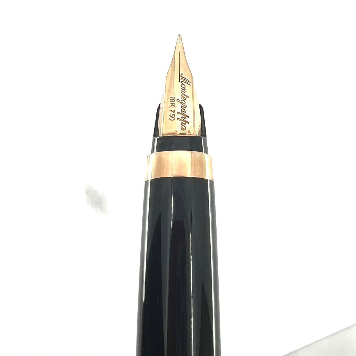 Montegrappa Nero Uno Linea Fountain Pen - Fine 18kt Gold Nib
