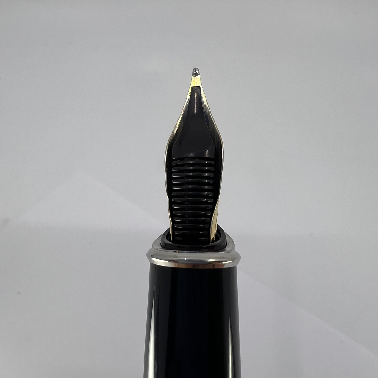 S.T. Dupont Orpheo (Largest Size) Black Laque de Chine Fountain Pen - Medium 18kt Gold Nib