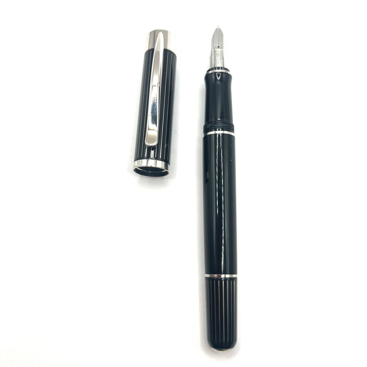 Pelikan P3100 Ductus Fountain Pen - Medium 18kt Gold Nib