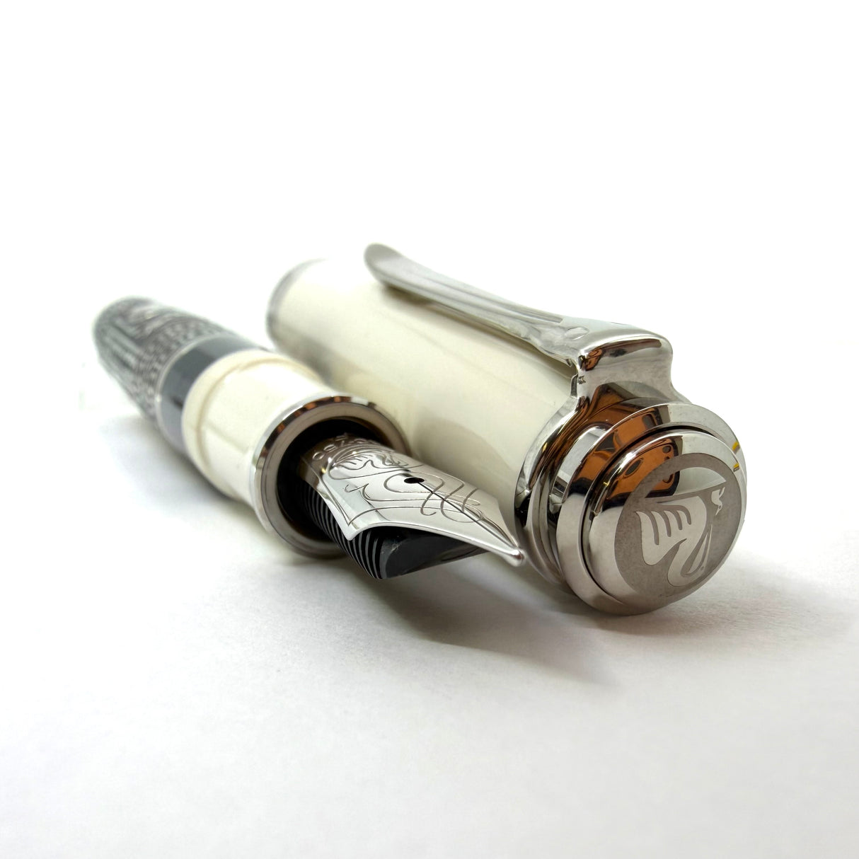Pelikan M910 White Toledo Fountain Pen - Fine 18kt Gold Nib