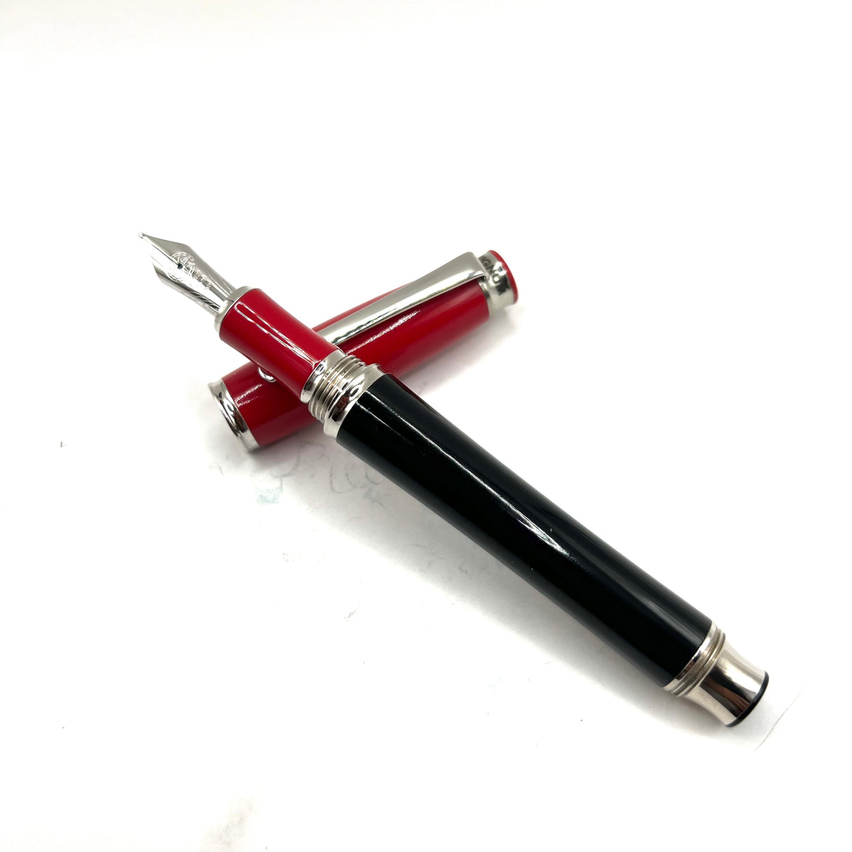 Signum (Italy) Red & Black Fountain Pen - Broad 18kt Gold Nib