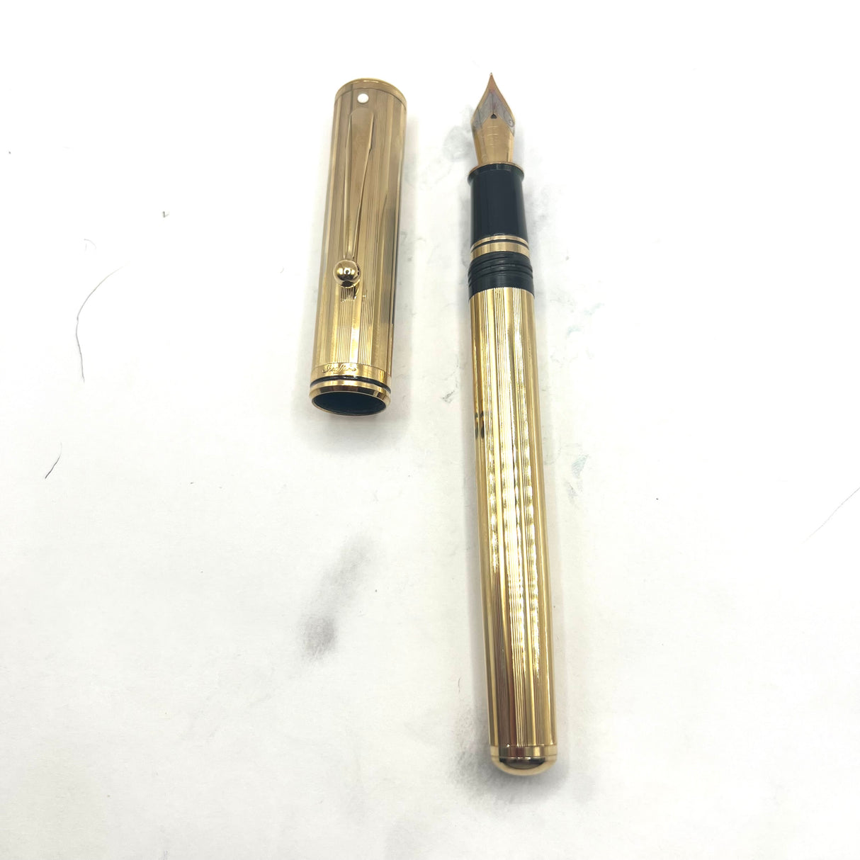 Sheaffer Grand Connaisseur Gold-Plated Vertical Line Pattern Fountain Pen - Fine Two-Tone 18kt Gold Nib