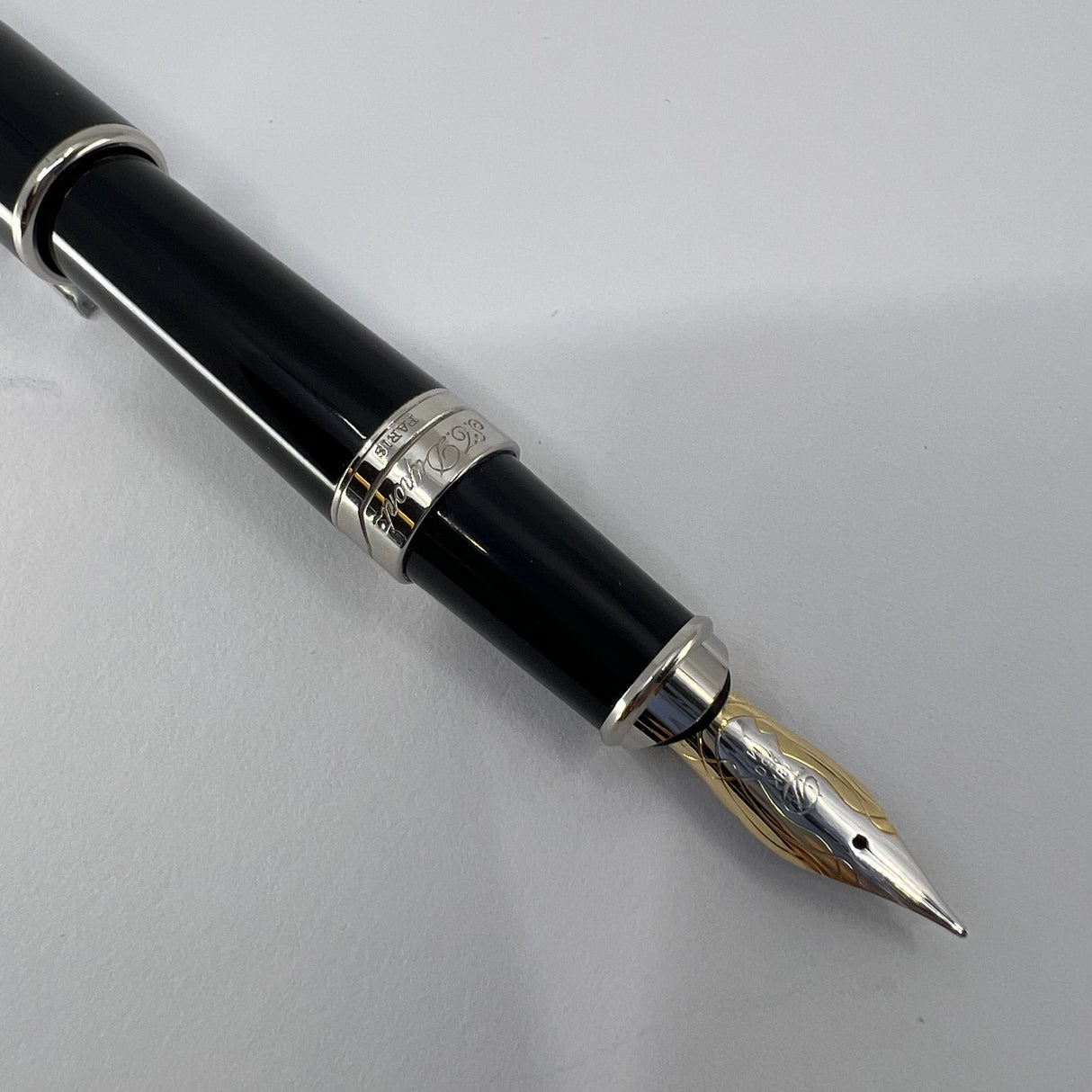 S.T. Dupont Orpheo (Largest Size) Black Laque de Chine Fountain Pen - Medium 18kt Gold Nib
