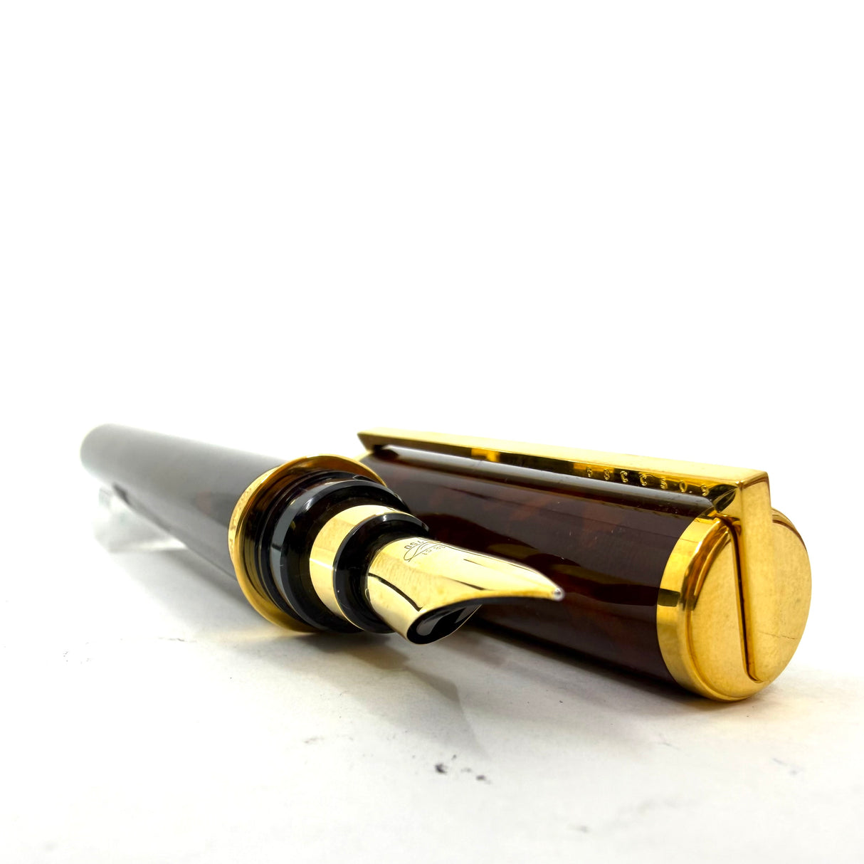 S. T. Dupont Montparnasse Chairman (Largest) Tortoiseshell Laque de Chine Fountain Pen - Fine 18kt Gold Nib - Rarely Found in MINT Condition!