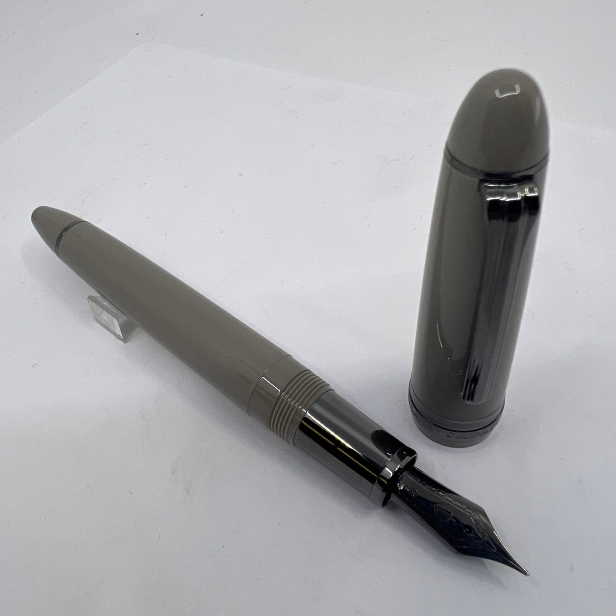 Sailor 1911 Large Special Edition Light Gray Themis Fountain Pen - Medium 21kt Gold Nib