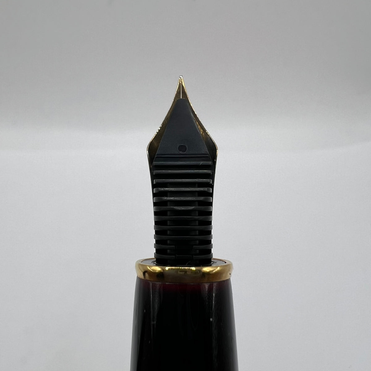 Platinum Izumo Urushi Akatame(Red) Hand Painted Lacquer Oversized Fountain Pen - Fine 18kt Gold Nib