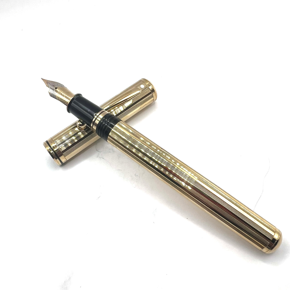 Sheaffer Grand Connaisseur Gold-Plated Vertical Line Pattern Fountain Pen - Fine Two-Tone 18kt Gold Nib