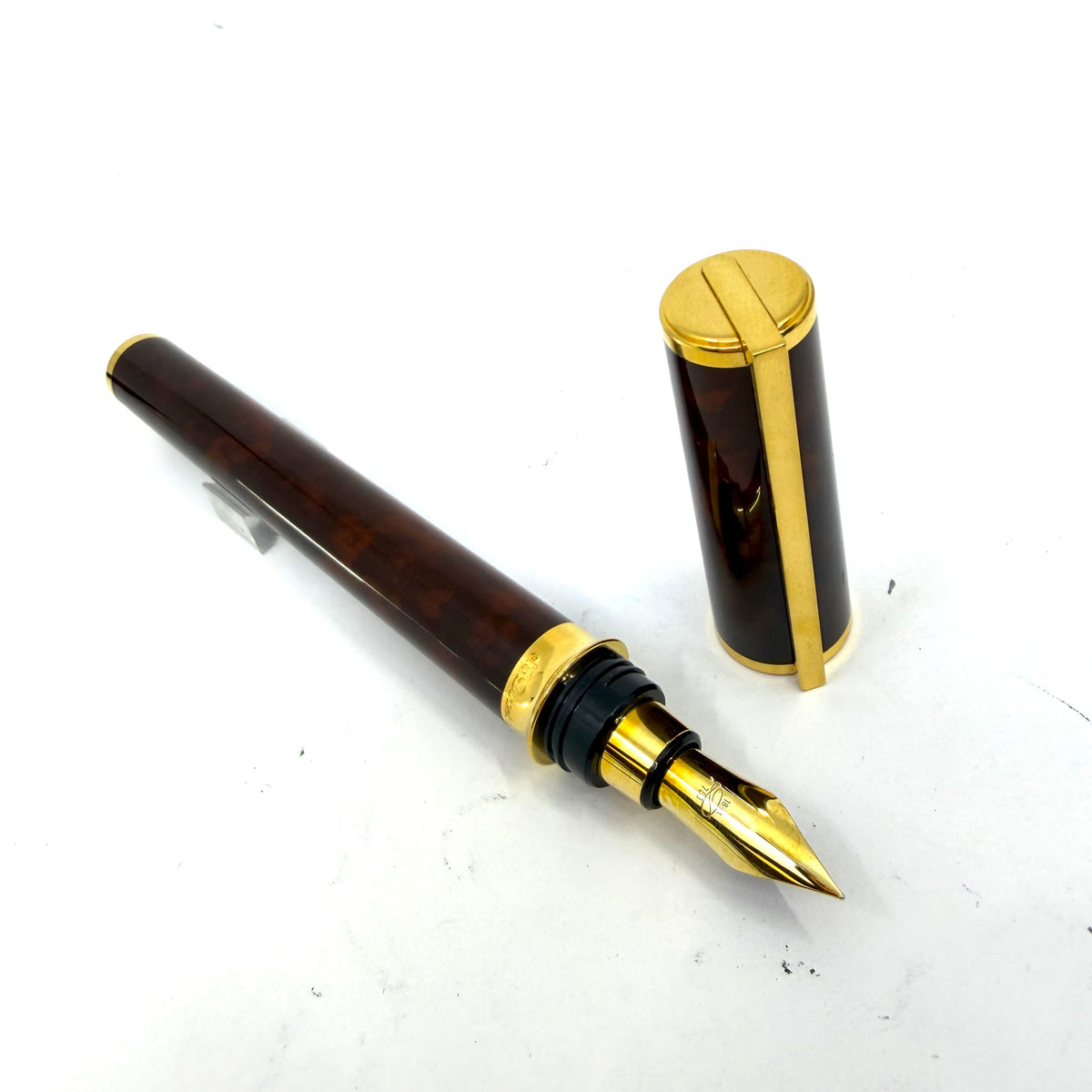 S. T. Dupont Montparnasse Chairman (Largest) Tortoiseshell Laque de Chine Fountain Pen - Fine 18kt Gold Nib - Rarely Found in MINT Condition!