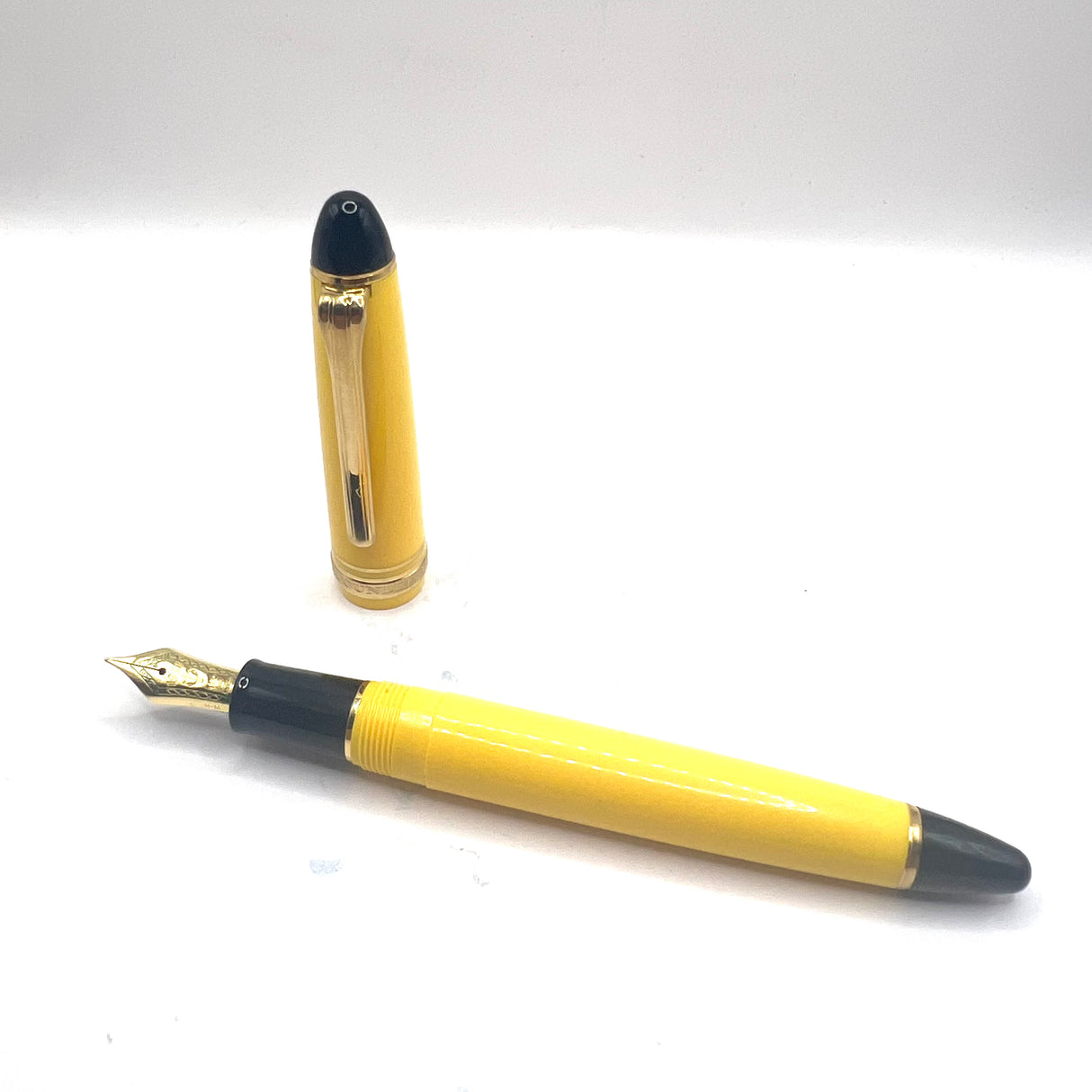Sailor 1911 Standard Size Yellow Fountain Pen - Medium 18kt Gold Nib