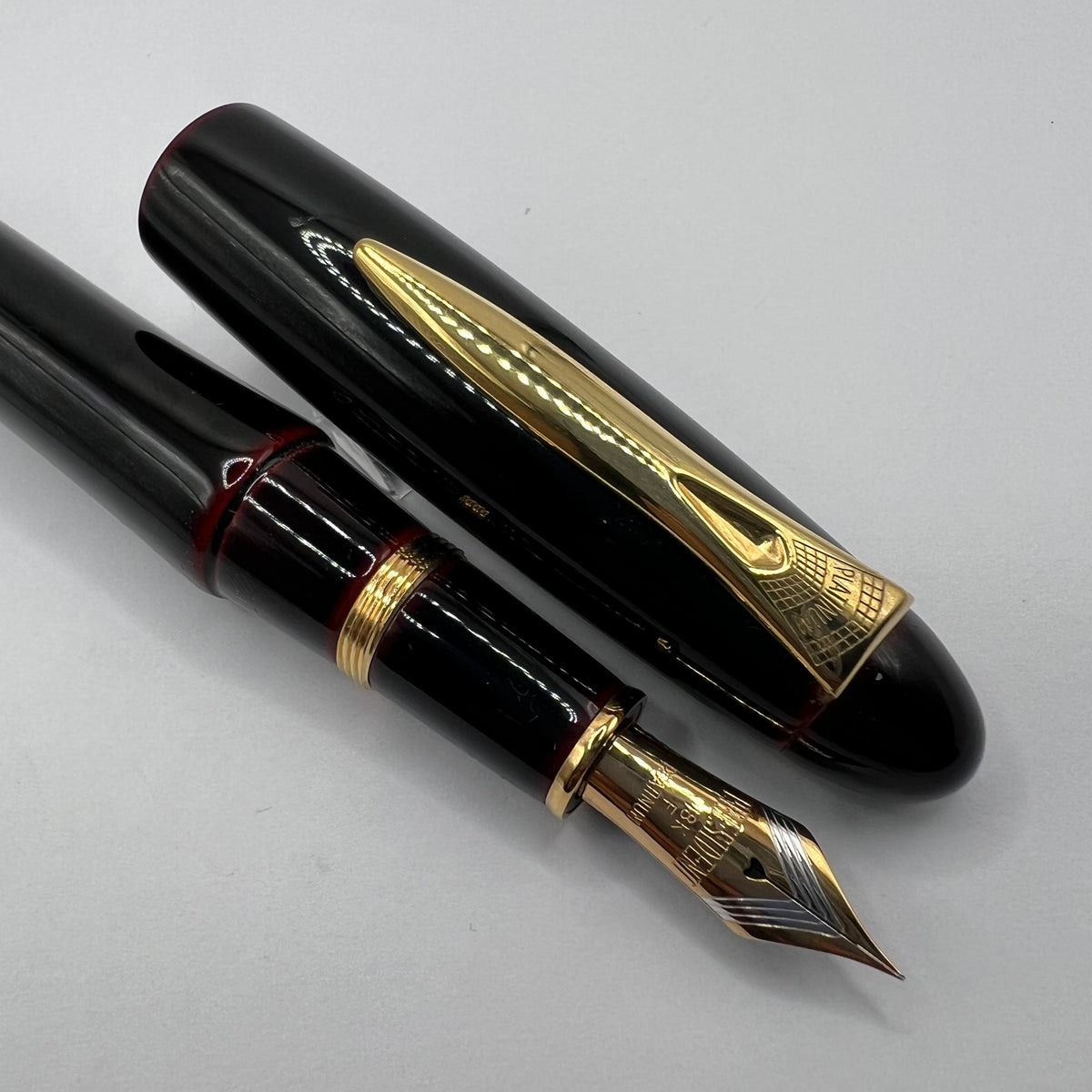 Platinum Izumo Urushi Akatame(Red) Hand Painted Lacquer Oversized Fountain Pen - Fine 18kt Gold Nib