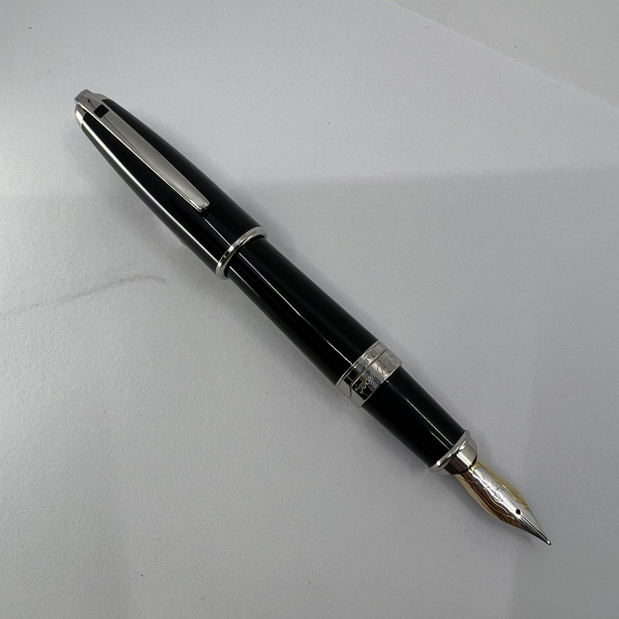 S.T. Dupont Orpheo (Largest Size) Black Laque de Chine Fountain Pen - Medium 18kt Gold Nib
