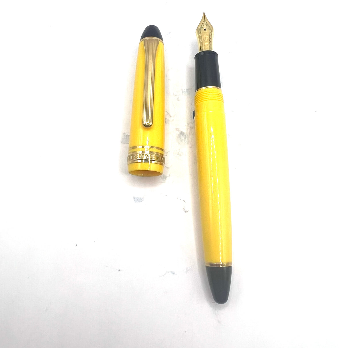Sailor 1911 Standard Size Yellow Fountain Pen - Medium 18kt Gold Nib