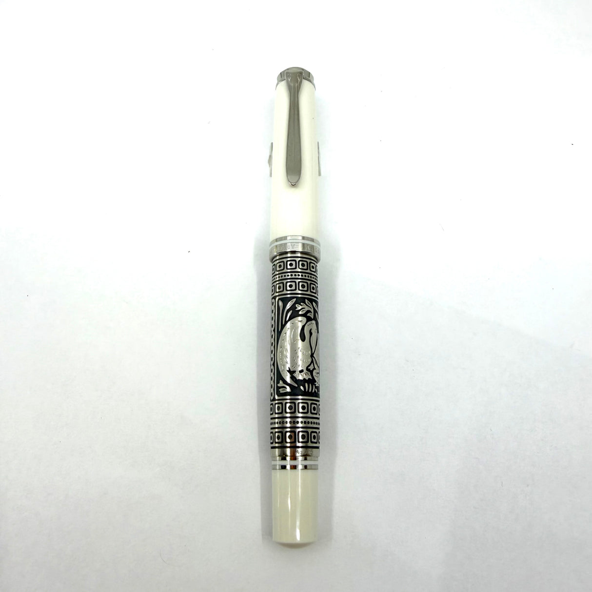 Pelikan M910 White Toledo Fountain Pen - Fine 18kt Gold Nib