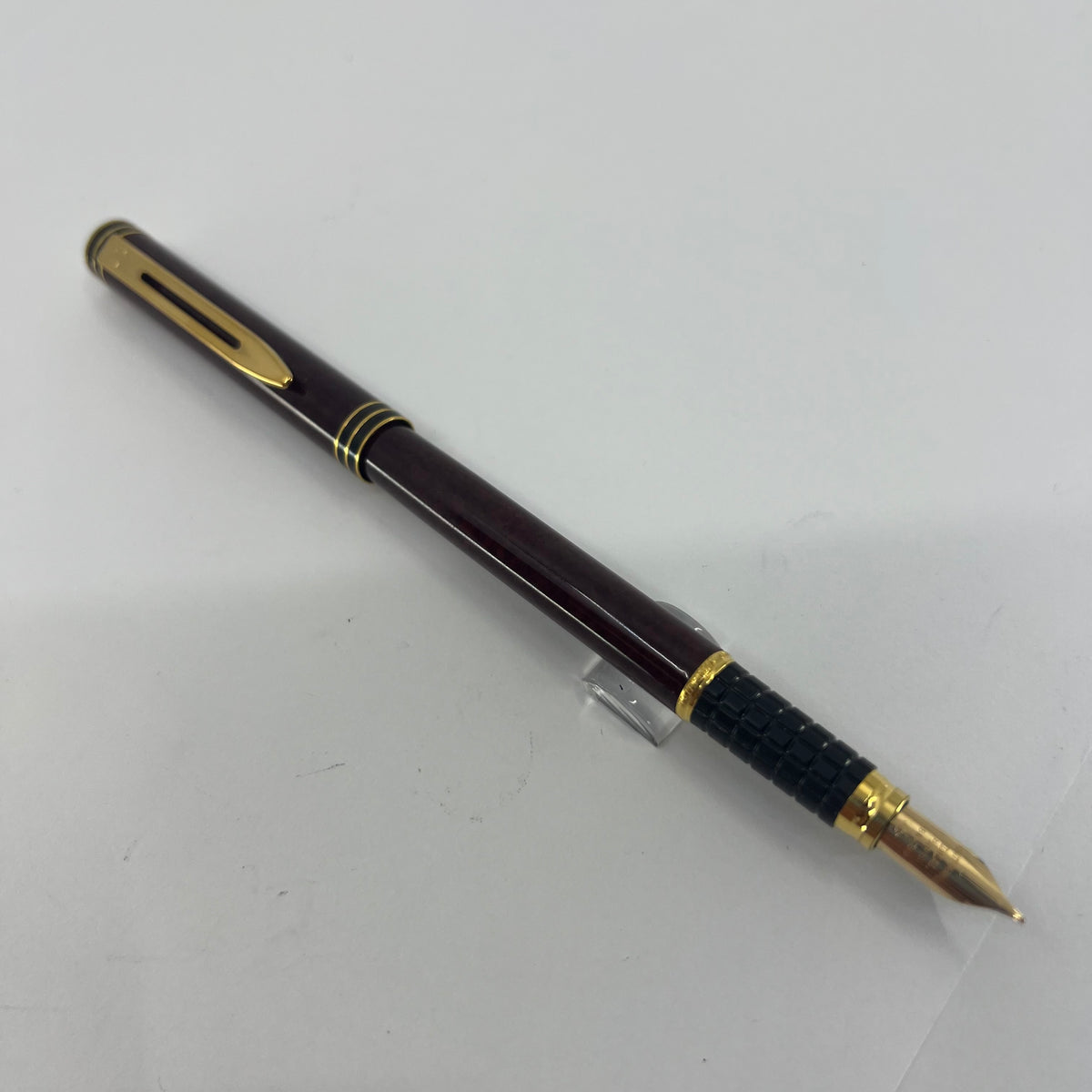 Waterman Exclusive Burgundy & Black Marble Lacquered Fountain Pen - Fine 18kt Gold Nib
