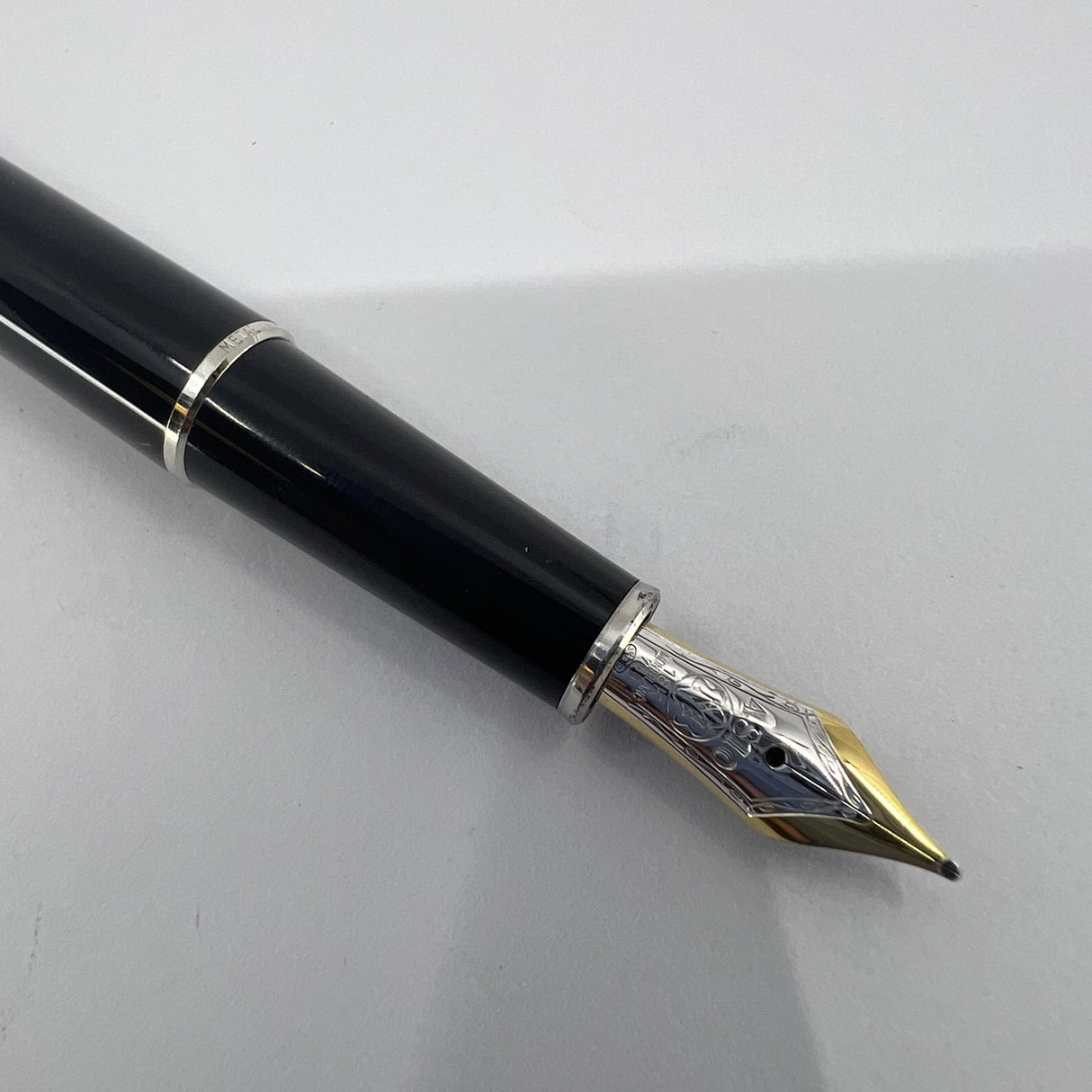 Montblanc Solitaire Doue Black & White #145 Fountain Pen - Medium 18kt Gold Nib