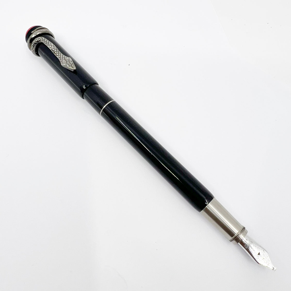 Montblanc Heritage Rouge Et Noir Black Fountain Pen - Double Broad Oblique (Profile of Left Foot) 14kt Gold Nib