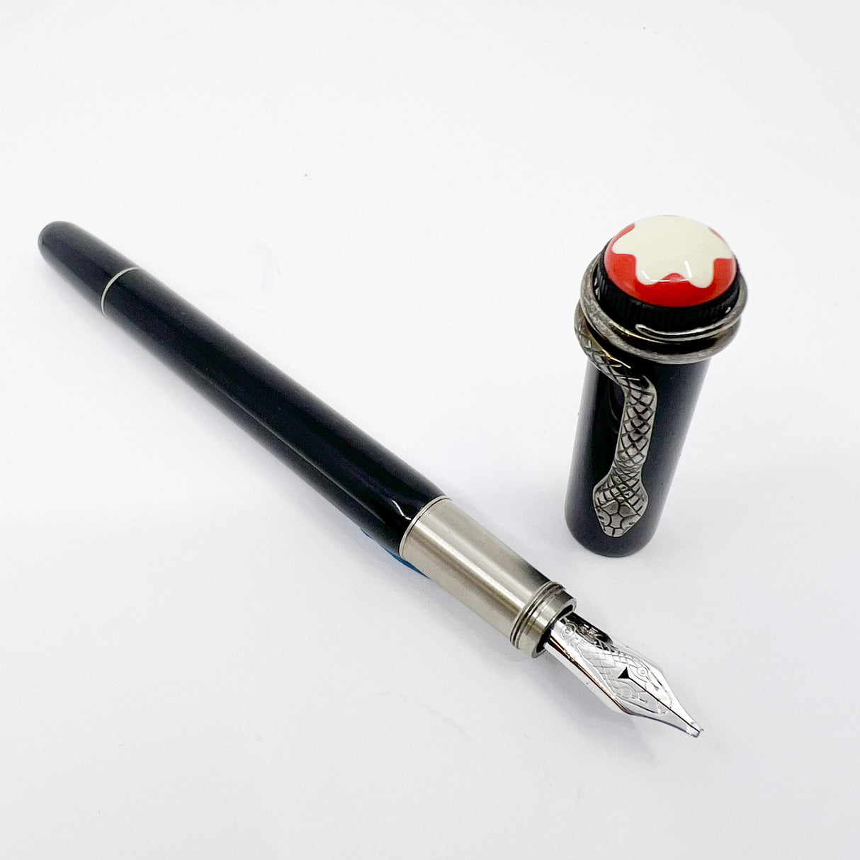 Montblanc Heritage Rouge Et Noir Black Fountain Pen - Double Broad Oblique (Profile of Left Foot) 14kt Gold Nib