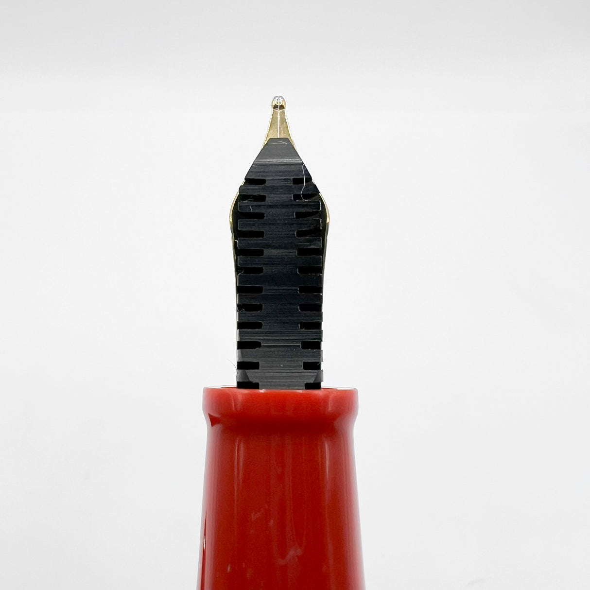 OMAS for Armando Simoni Club/1990's - Milord Paragon Coral Fountain Pen - Medium 18kt Gold Nib
