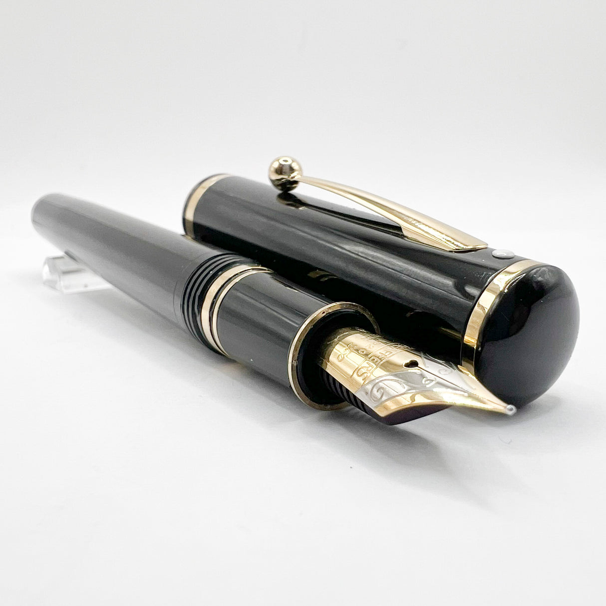 Sheaffer Connaisseur Black Fountain Pen - Fine 18kt Gold Nib