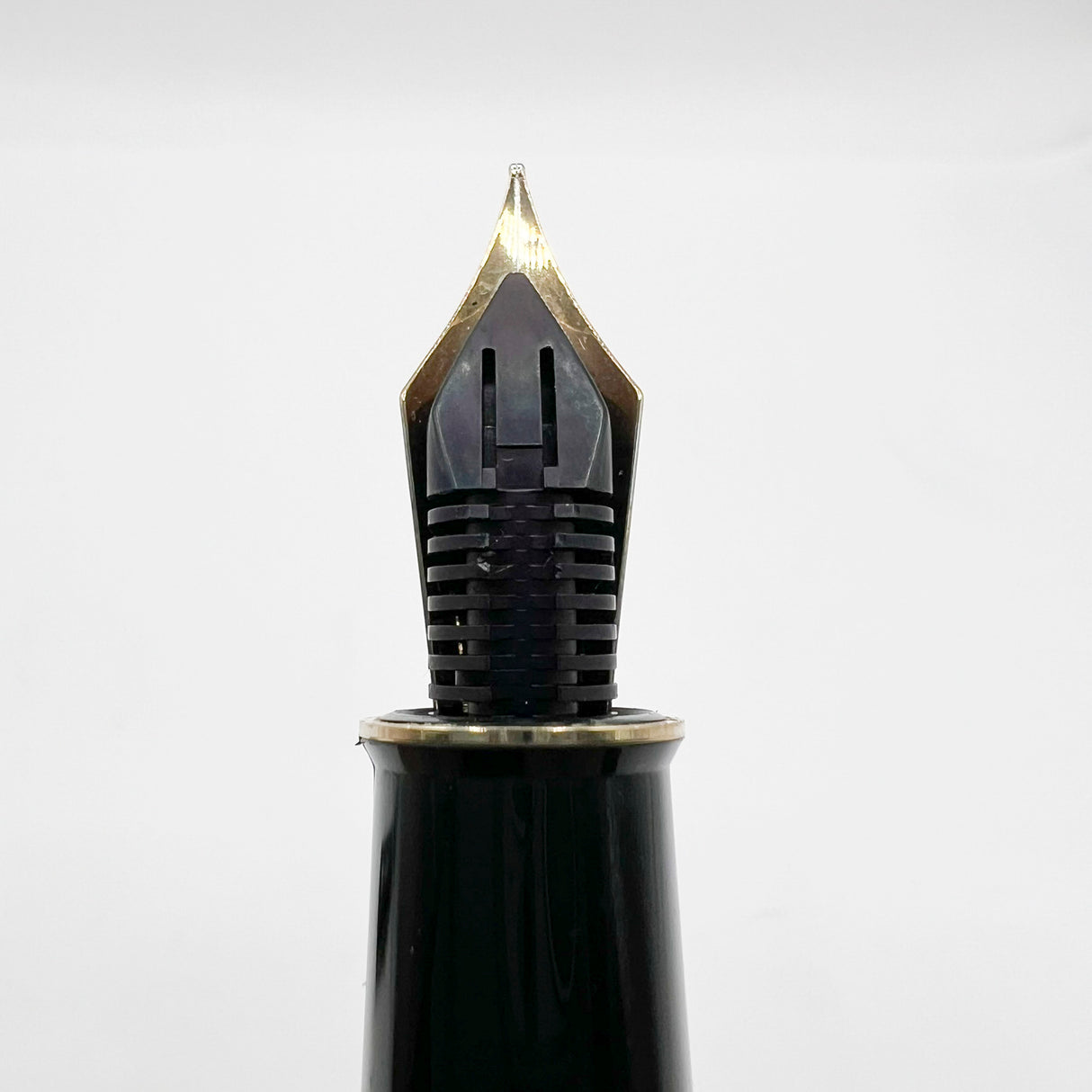 Sheaffer Connaisseur Black Fountain Pen - Fine 18kt Gold Nib