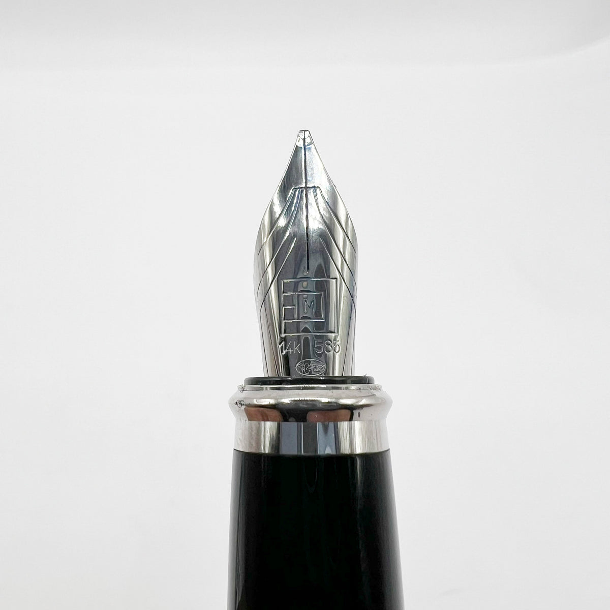 S.T. Dupont Fidelio Fountain Pen - Medium 14kt Gold Nib