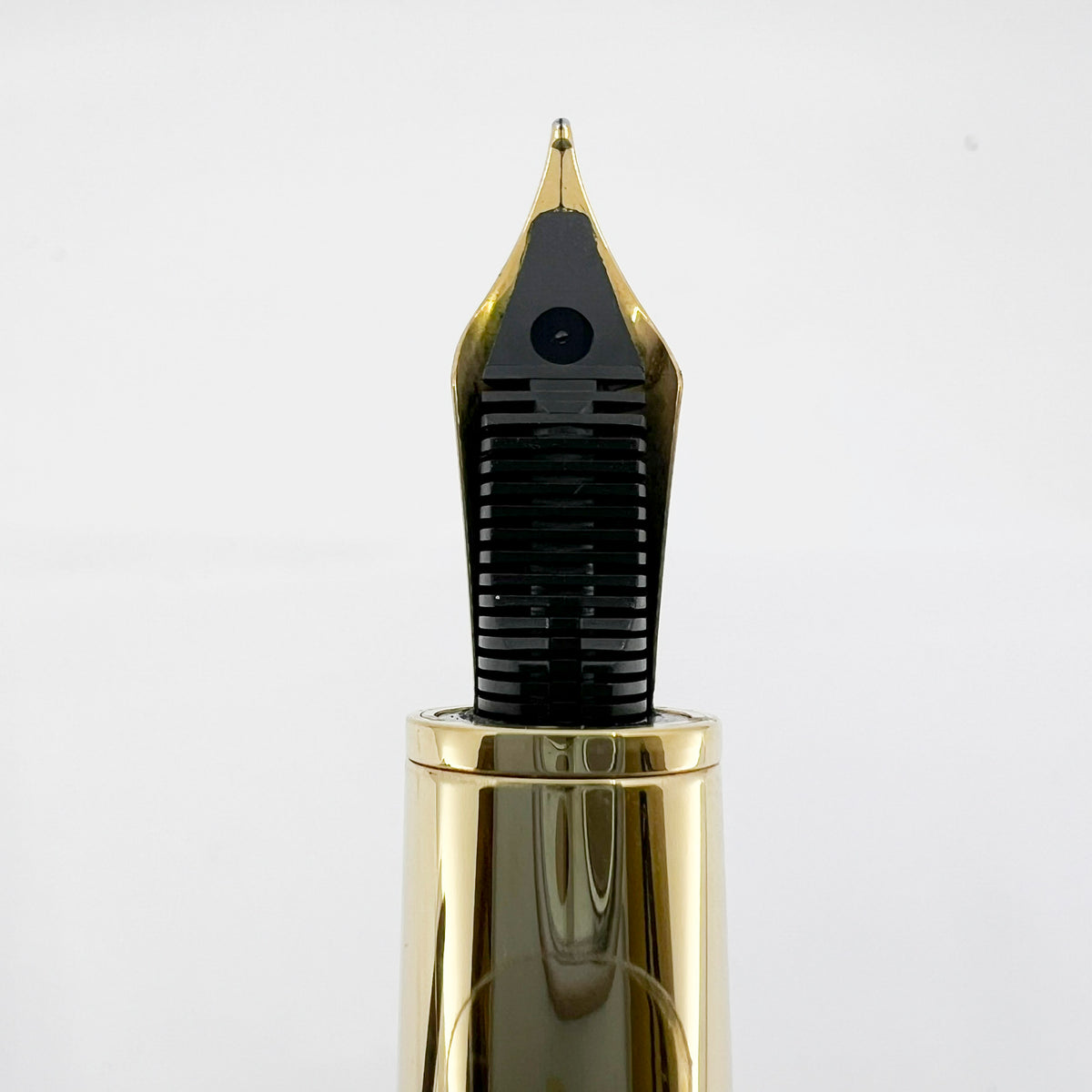 Louis Vuitton Brown Alligator Leather Cargo Fountain Pen - Medium 18kt Gold Nib - RARE!