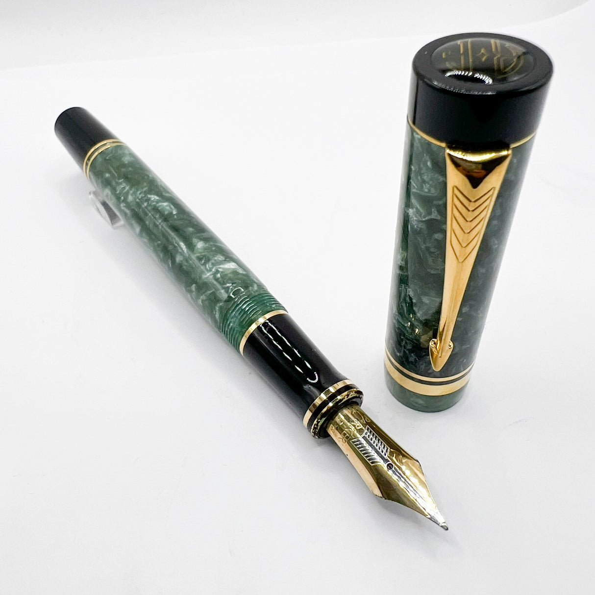 Parker Duofold Centennial Marbled Green Fountain Pen (Circa 1990) - Medium 18kt Gold Nib