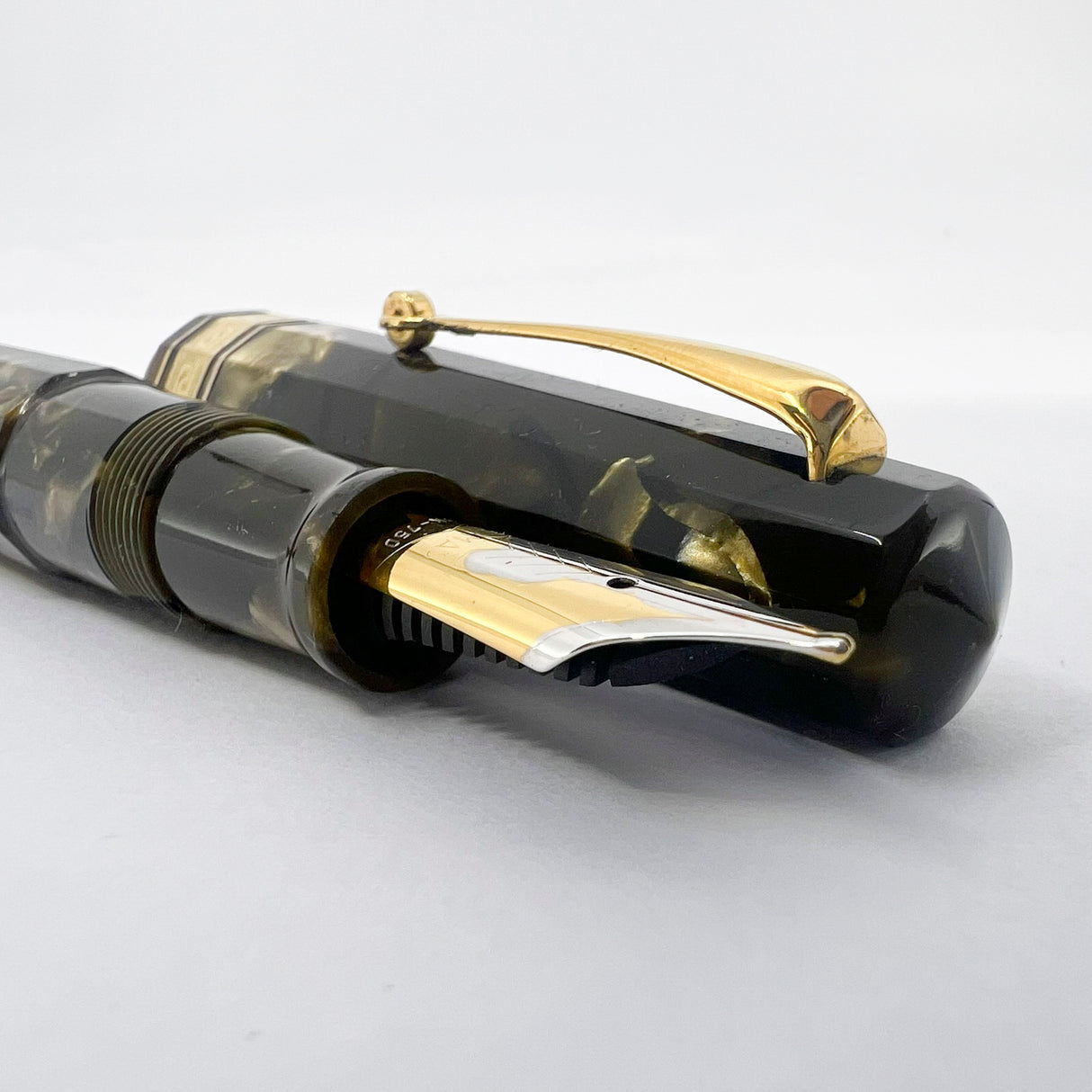 OMAS Paragon Green Saft Celluloid Fountain Pen - Flexible Medium 18kt Gold Nib