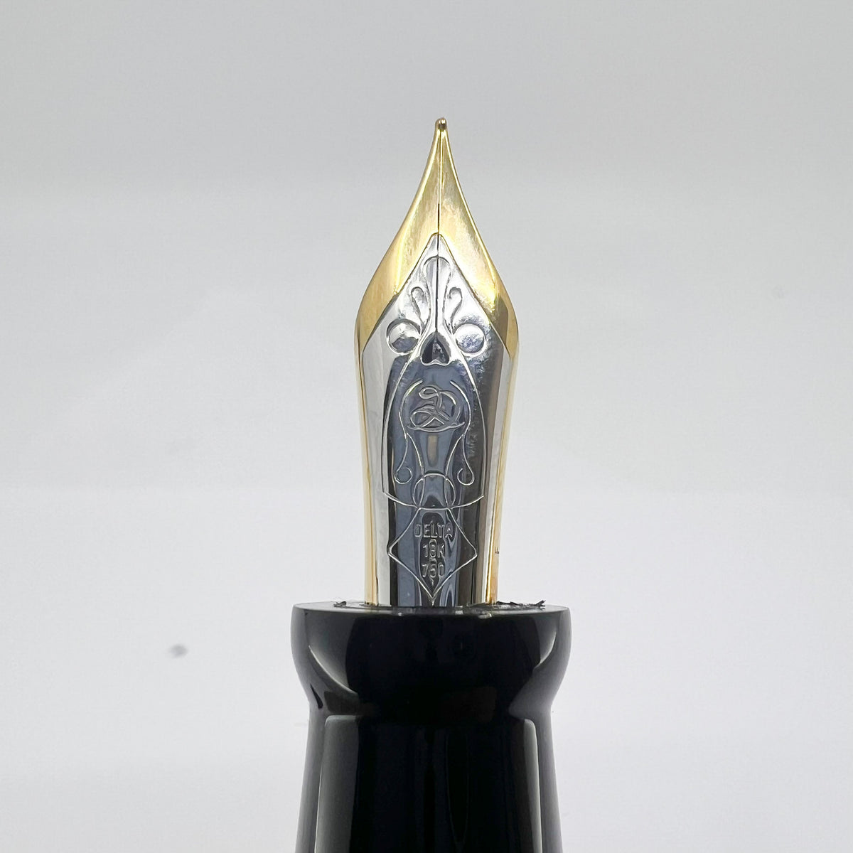 Delta COLOSSEUM Limited Edition Lever Fill Fountain Pen (1996) - Medium 18kt Gold Nib