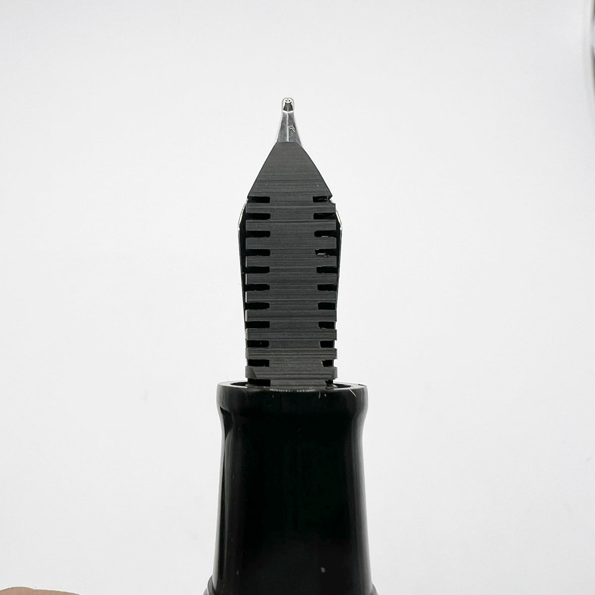 OMAS Arte Italiana Large Black Paragon Limited Edition Fountain Pen #101/300 (1990s) - Broad 18kt Gold Nib