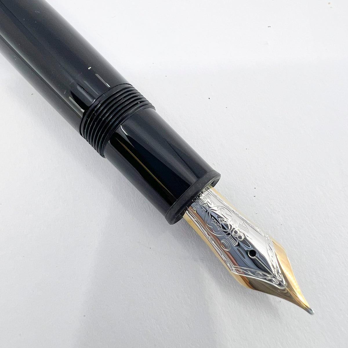 Montblanc #P146 LeGrand Meisterstuck Black Resin Fountain Pen/Platinum-Plated Trim - Fine 14kt Gold Nib