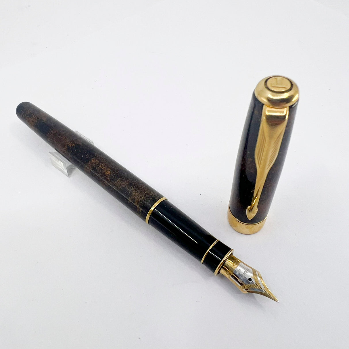 Parker Sonnet Chinese Laque Vision Fonce/Dark Brown & Gold Flecks Fountain Pen - Medium 18kt Gold Nib - Tiffany Version with "Raised T" Embedded in Cap Top