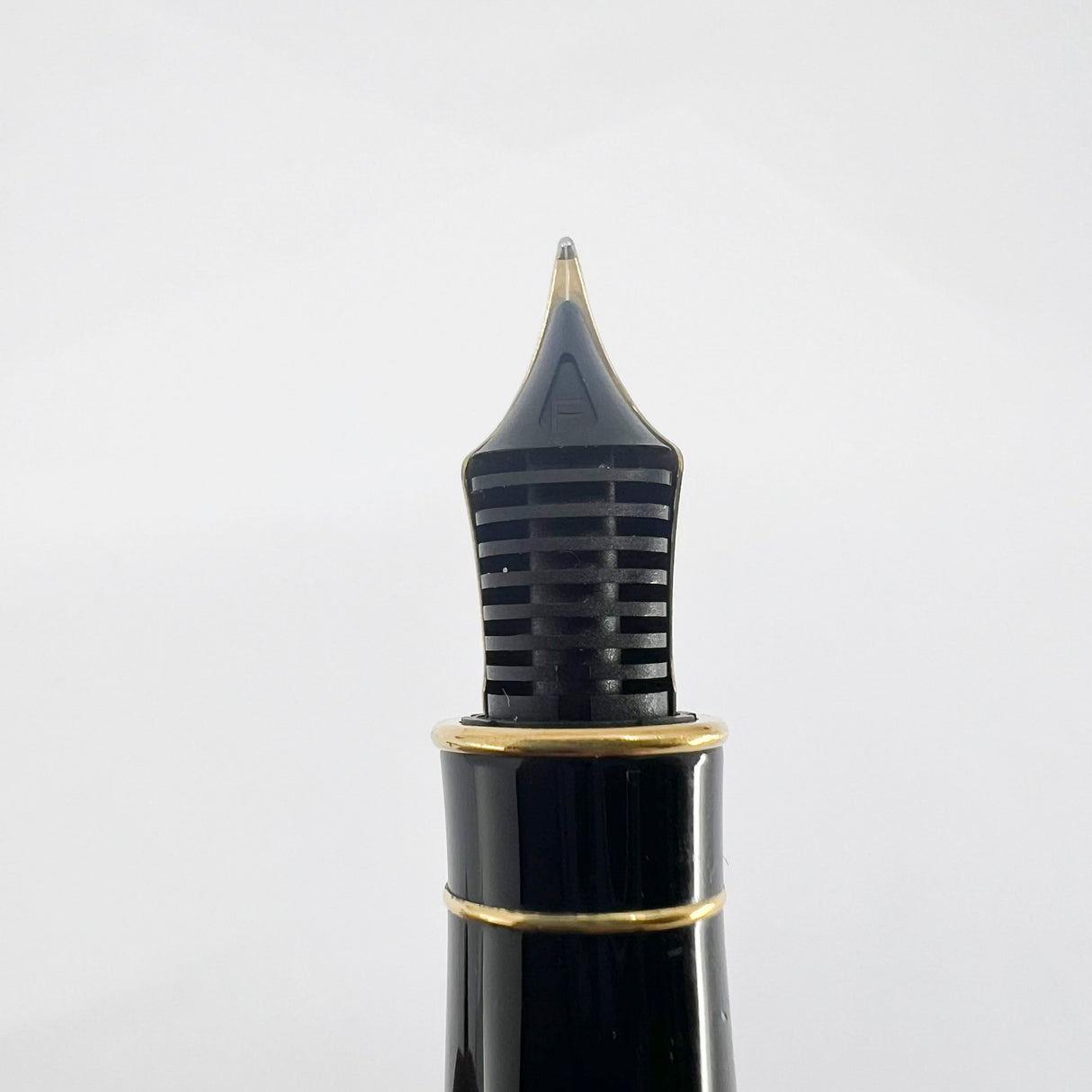 Parker Sonnet Chinese Laque Vision Fonce/Dark Brown & Gold Flecks Fountain Pen - Medium 18kt Gold Nib - Tiffany Version with "Raised T" Embedded in Cap Top