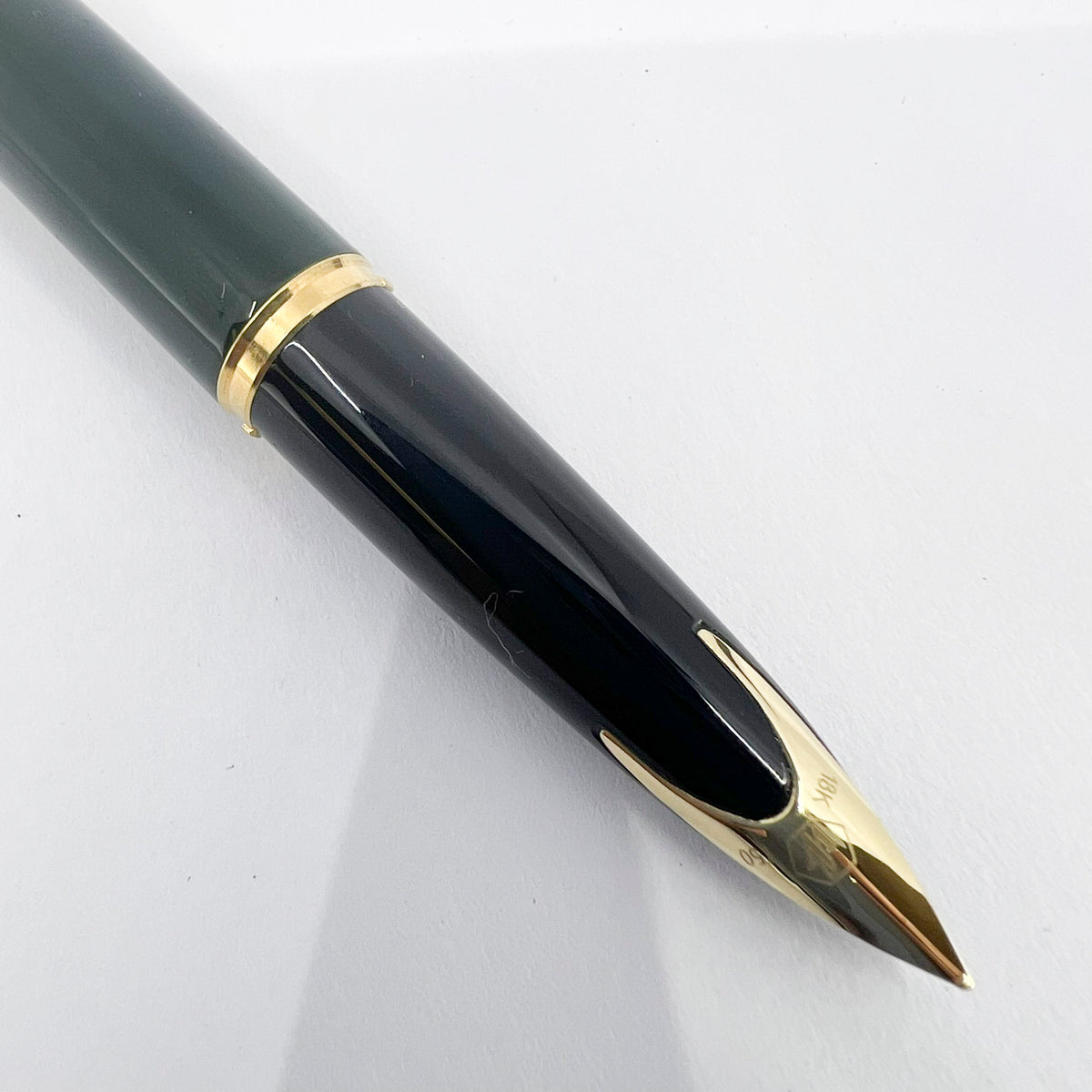 Waterman Carene Deluxe Gold-Plated Cap/Green Lacquer Barrel Fountain Pen - Fine 18kt Gold Nib