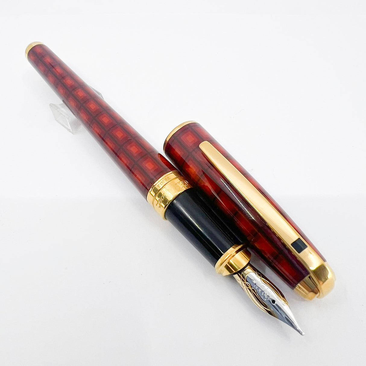 S.T. DuPont Orpheo Vertigo Laque de Chine Fountain Pen - Medium 18kt Gold Nib