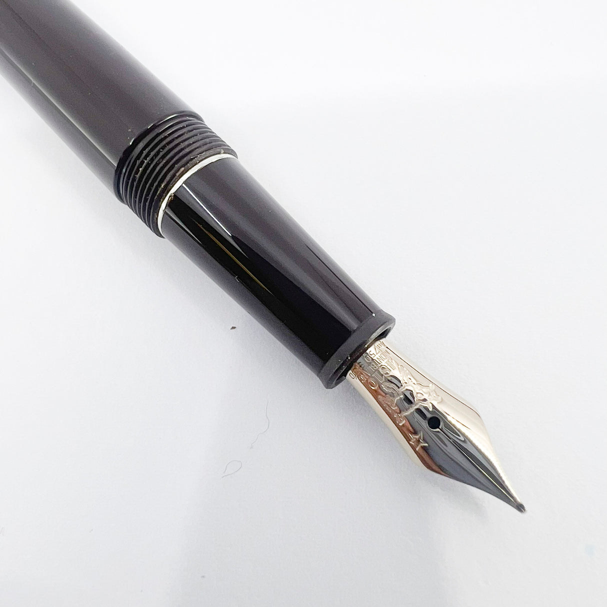 Montblanc Meisterstück 145 Doué Classique Petit Prince & Aviator Fountain Pen - Medium 18kt Gold Nib