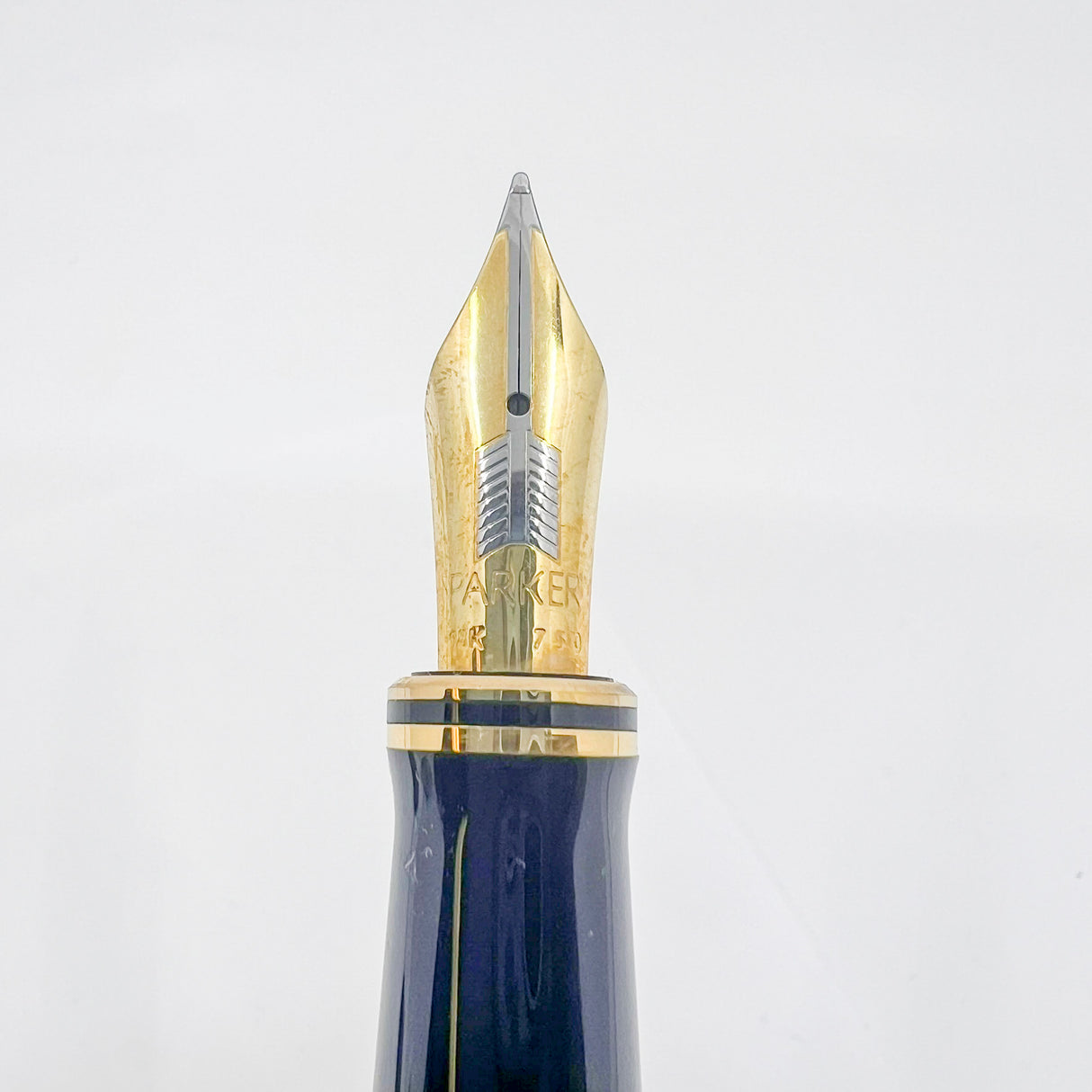 Parker Centennial (Largest Size) Marbled Maroon Duofold Fountain Pen (Circa 1990) - Medium 18kt Gold Nib