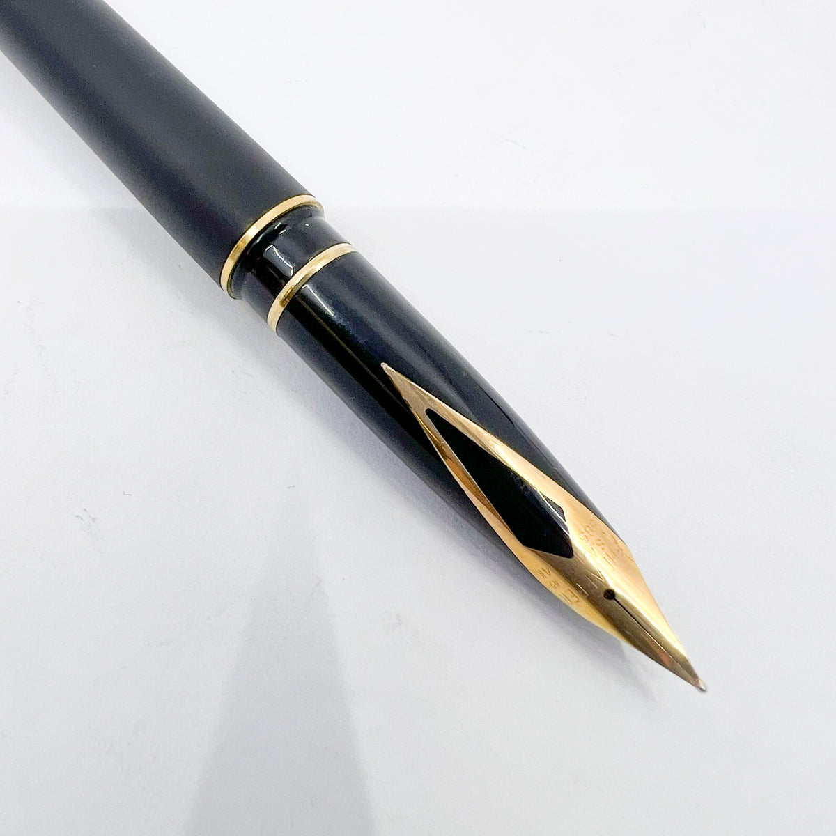 Sheaffer Full Size Targa Matte Black Fountain Pen - Medium 14kt Gold Nib