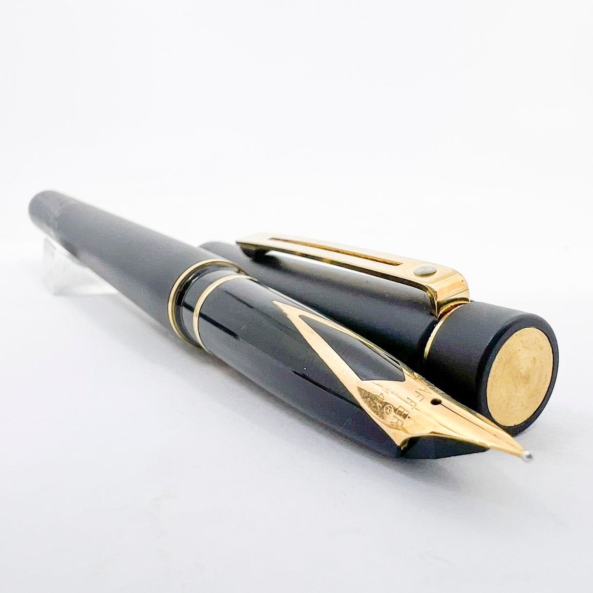 Sheaffer Full Size Targa Matte Black Fountain Pen - Medium 14kt Gold Nib