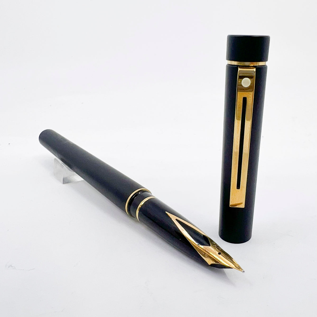 Sheaffer Full Size Targa Matte Black Fountain Pen - Medium 14kt Gold Nib