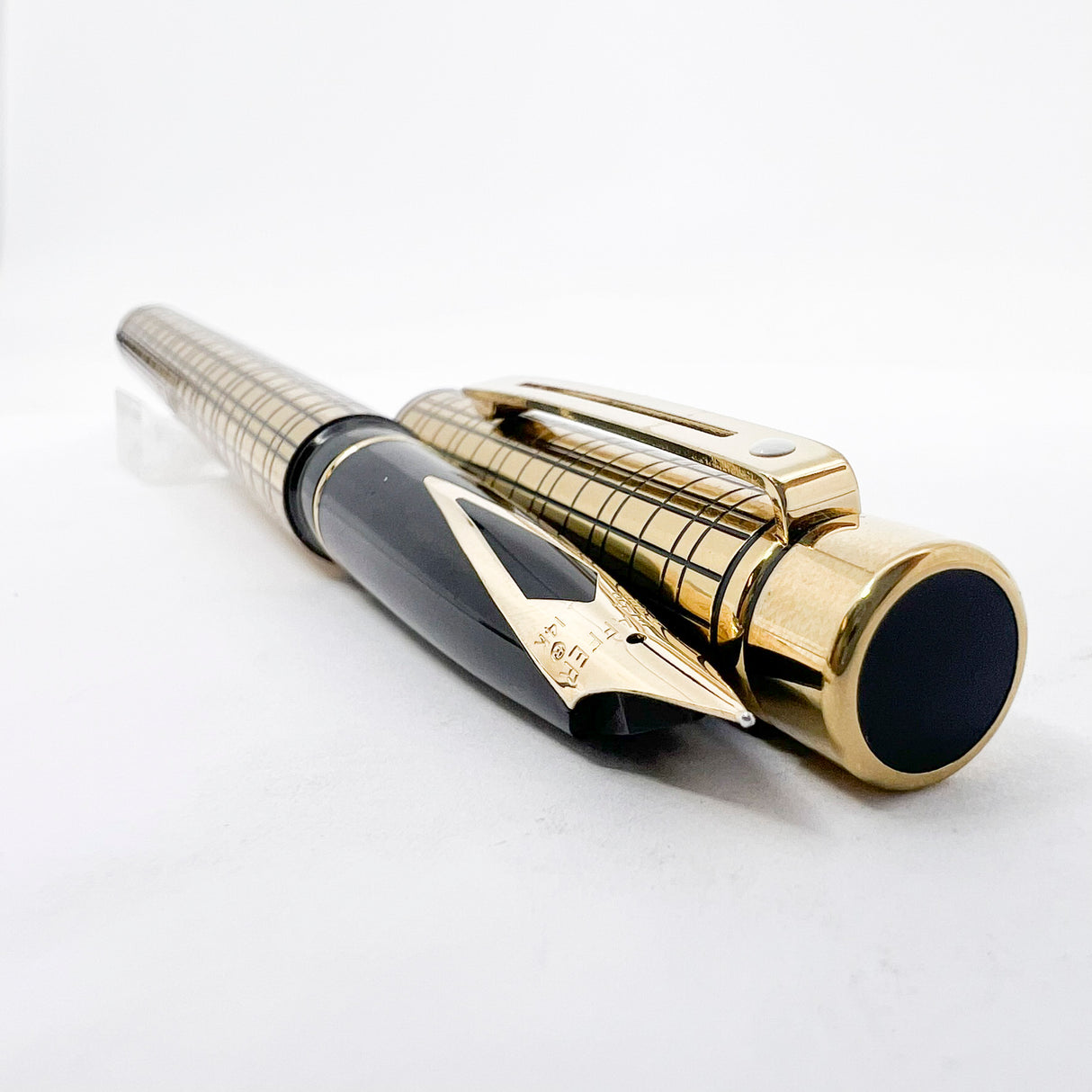 Sheaffer Full-Size Targa Gold-Plated Medici Fountain Pen - Fine 14kt Gold Nib