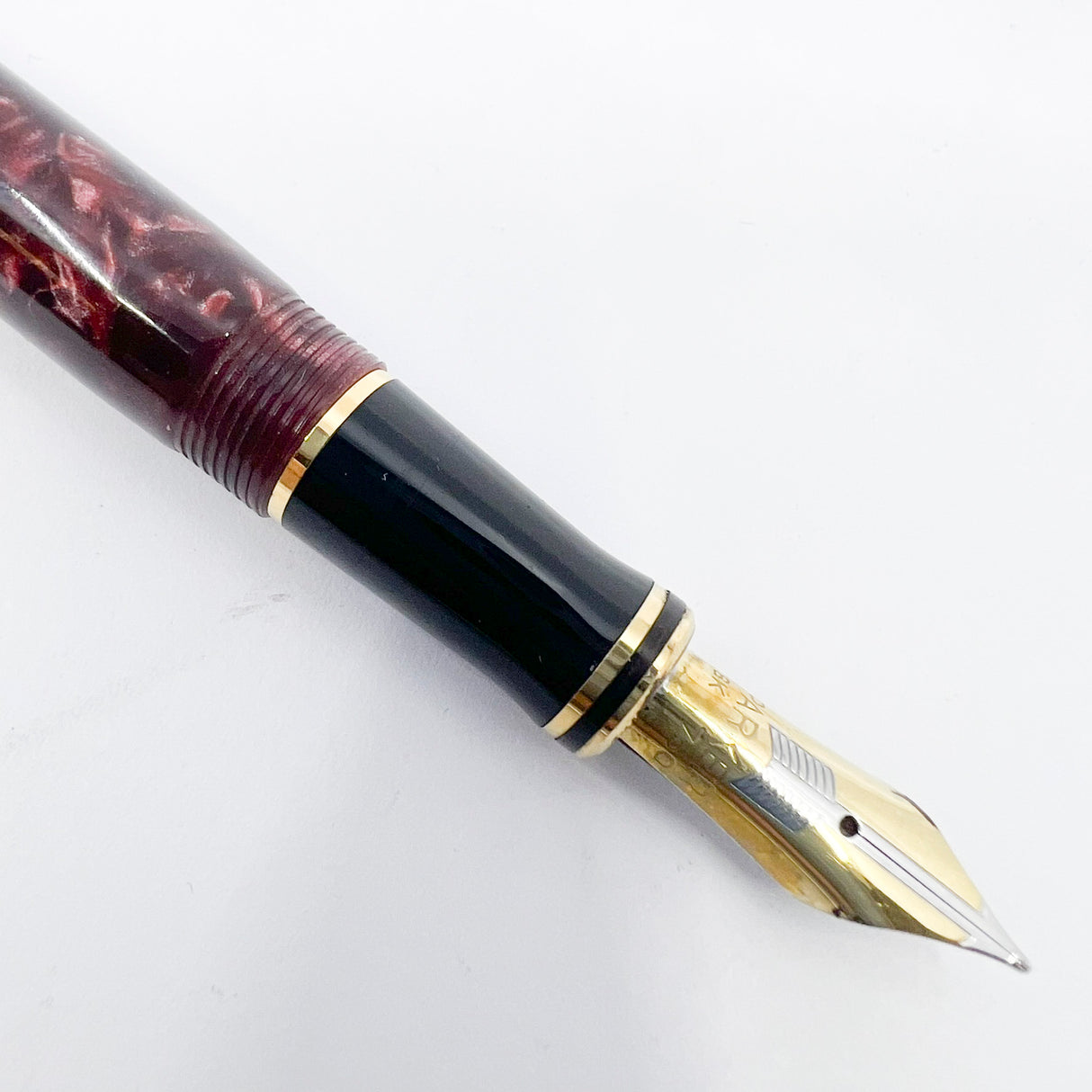 Parker Duofold International Maroon Marble Fountain Pen (Circa 1990) - Medium 18kt Gold Nib