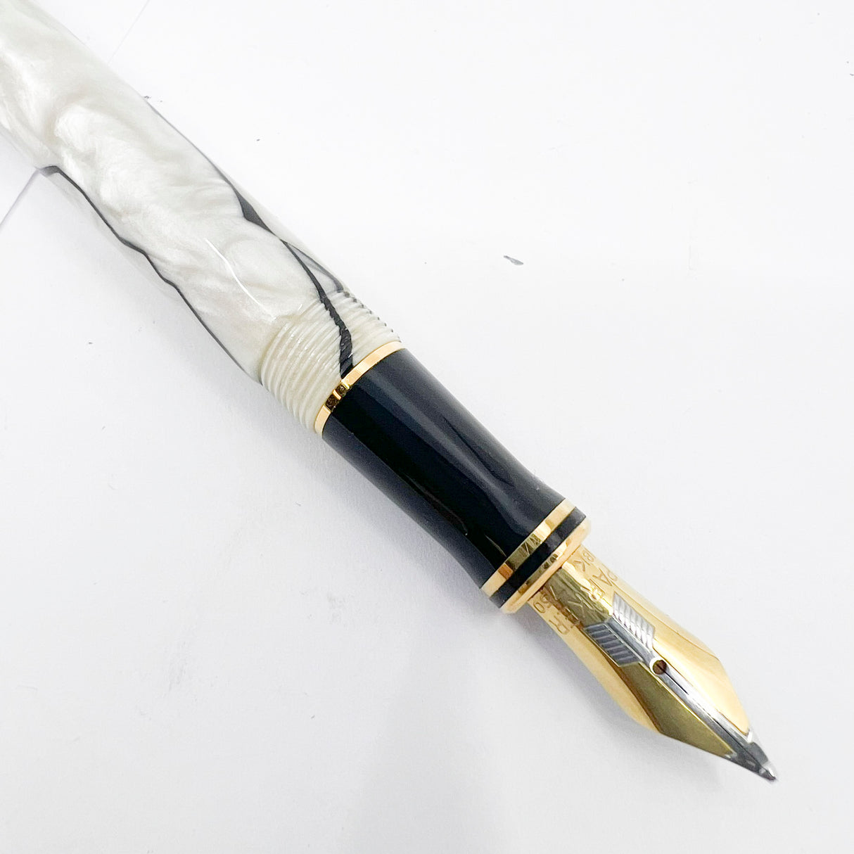 Parker Duofold International Lustrous Pearl & Black Fountain Pen - Medium 18kt Gold Nib